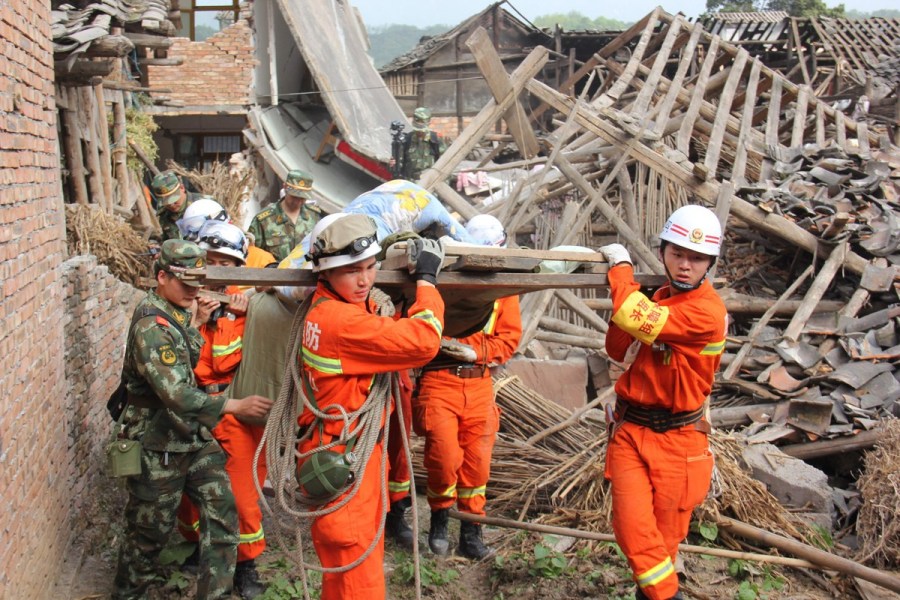 2013 Sichaun Earthquake Soldiers Saving Victims