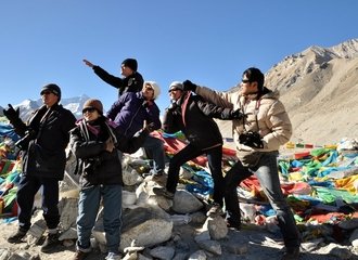 Windhorsetour's clients travels to Everest base camp in late April