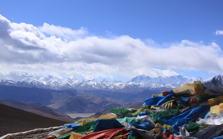 Stunning views of Himalaya mountain ranges at Pangla pass on the way to Rongbuk