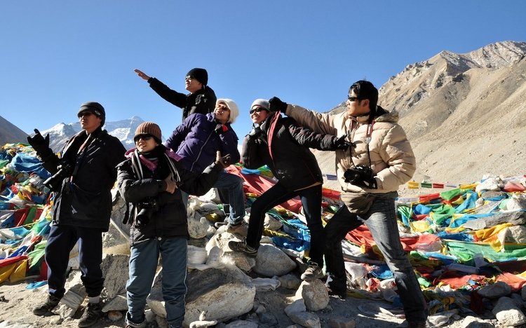 Windhorsetour's clients travels to Everest base camp in late April
