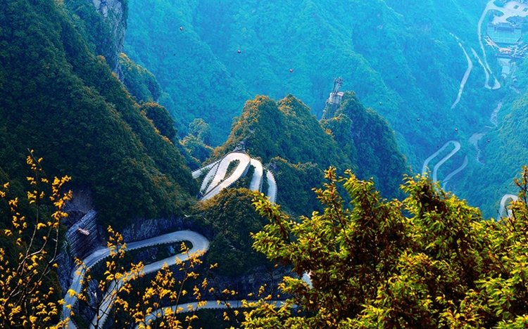 Roads to Tianmen mountain