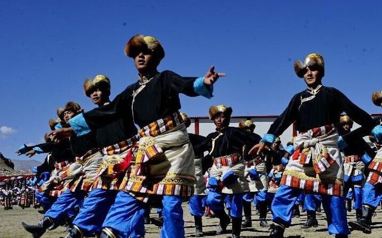 Dance during Gyantse festival