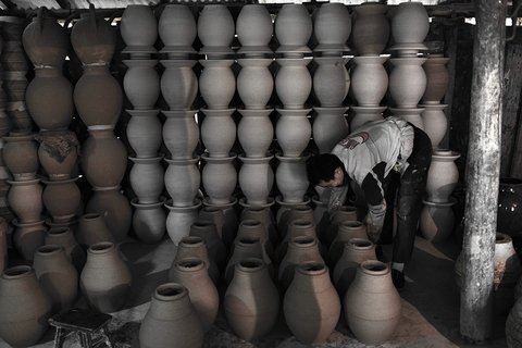 Traditional ceramics mills workshop at Leishan
